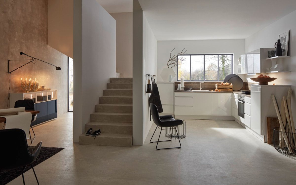 Kitchen combines white high gloss and natural oak