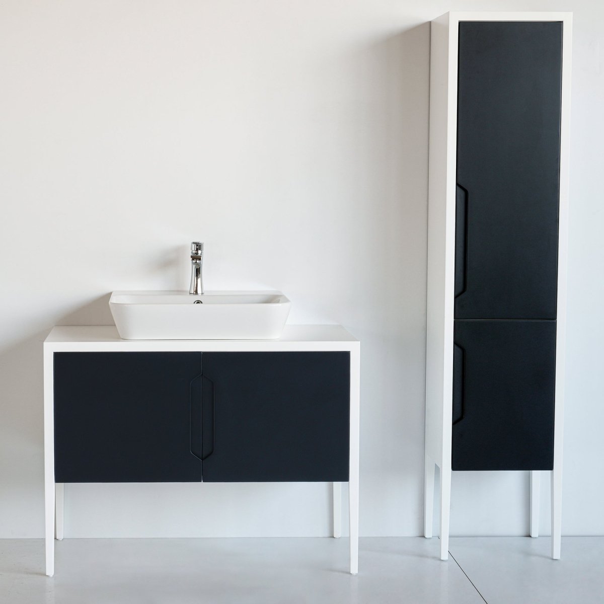 40 Inch White & Black Vento Bathroom Vanity