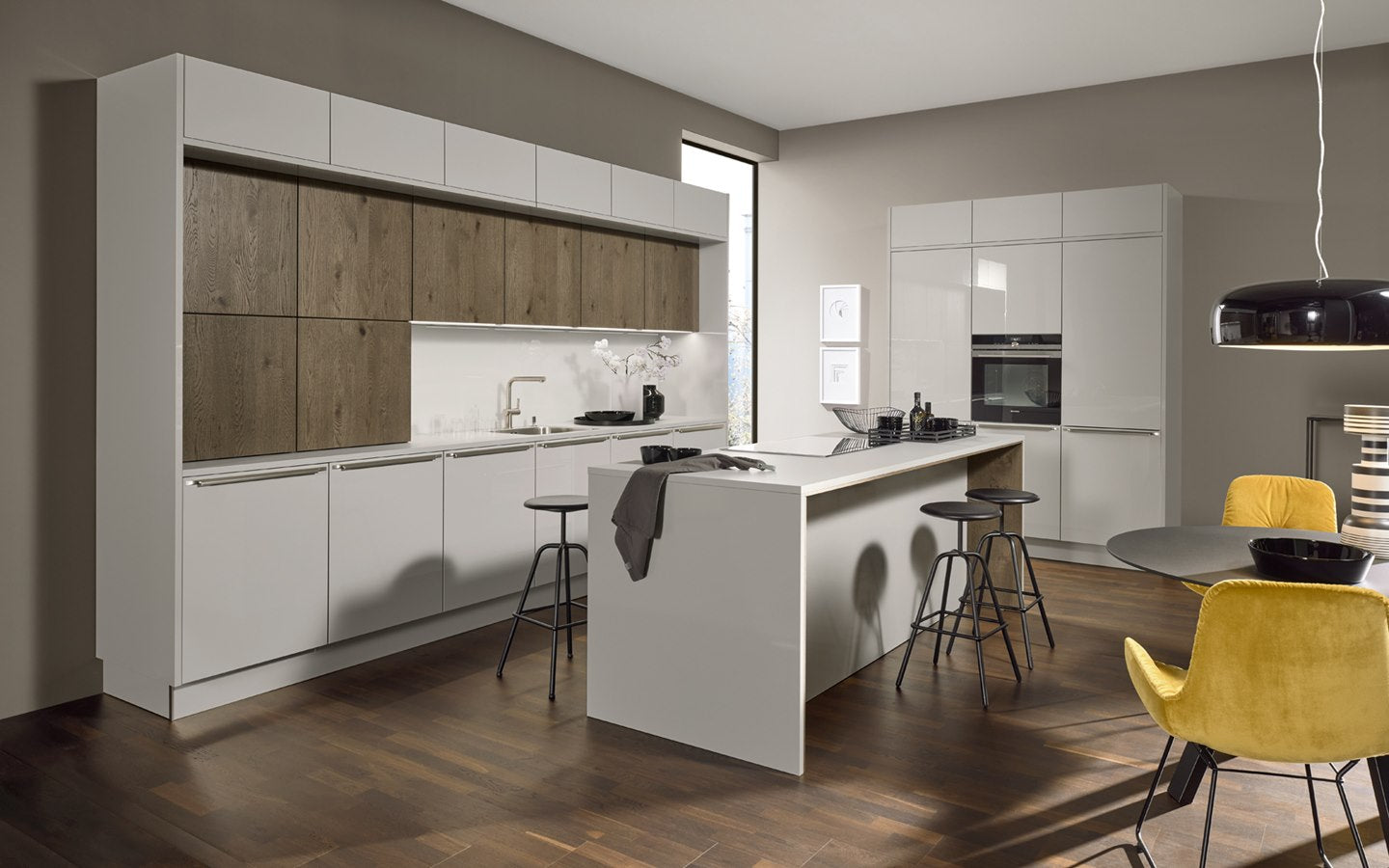 Glossy fine lacquer surfaces to match the rustic style Tavola