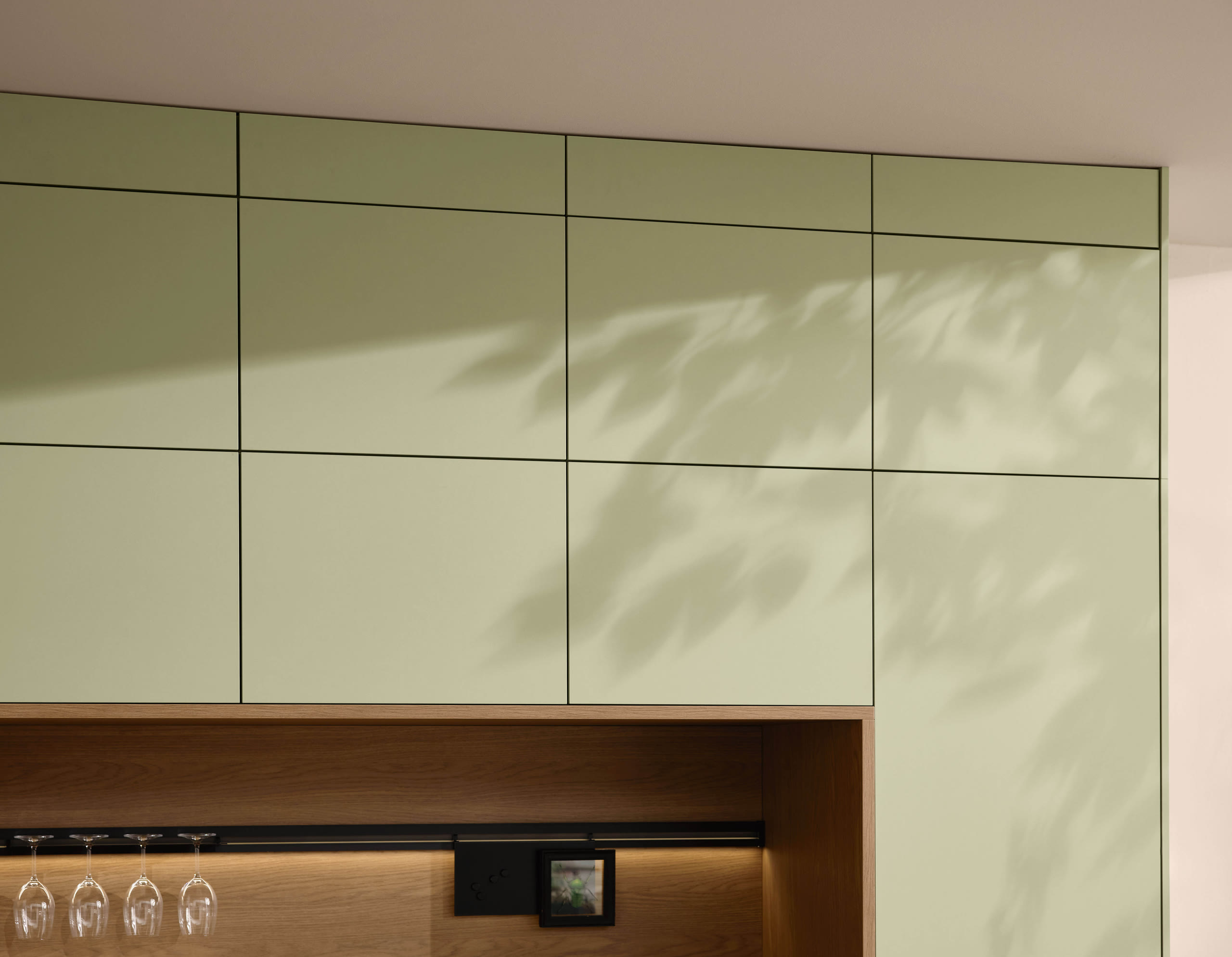 Kitchen with Manhattan fronts in Oak Cognac and Velluto in pistachio matt.