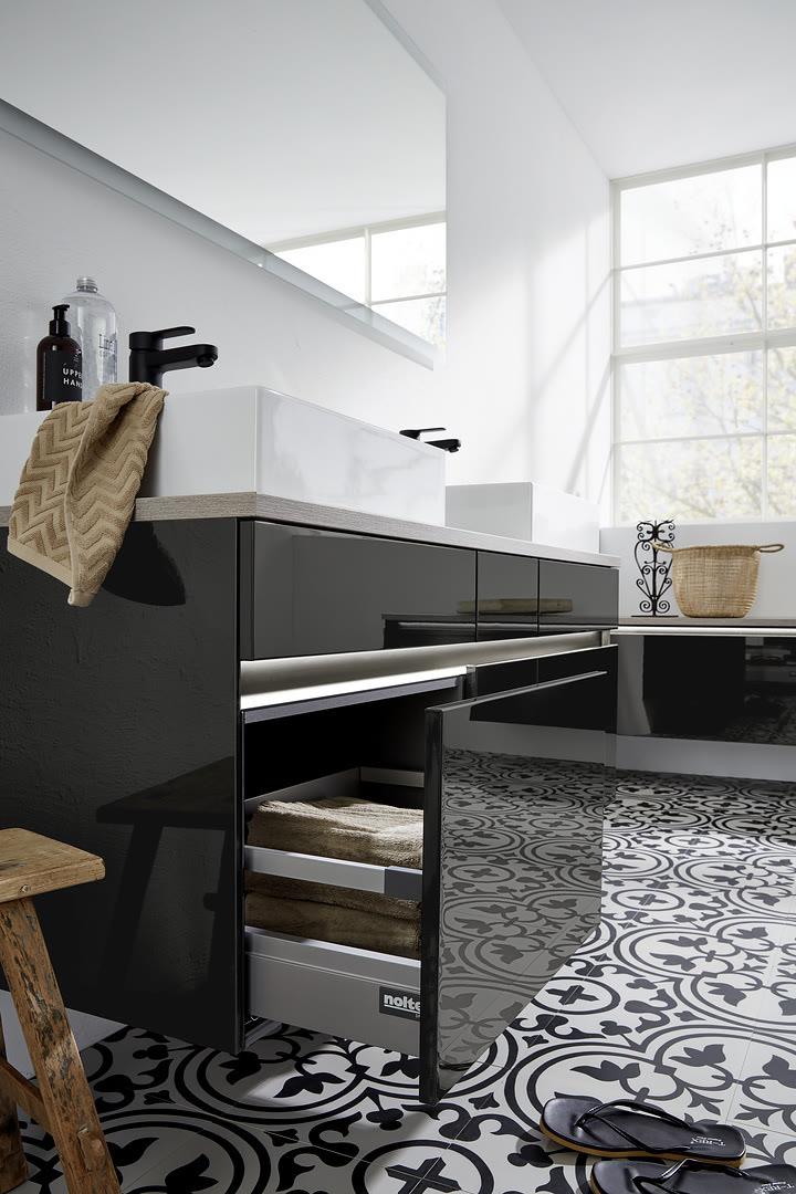 Bathroom with Nova Lack fronts in graphite high-gloss.