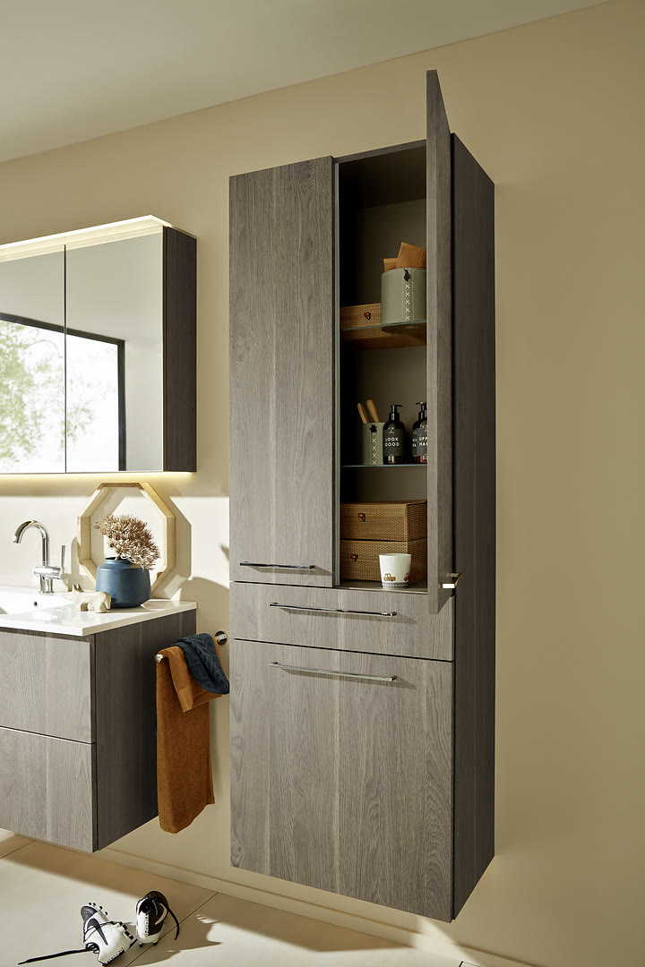 Bathroom with Manhattan fronts in graphite-silver oak.