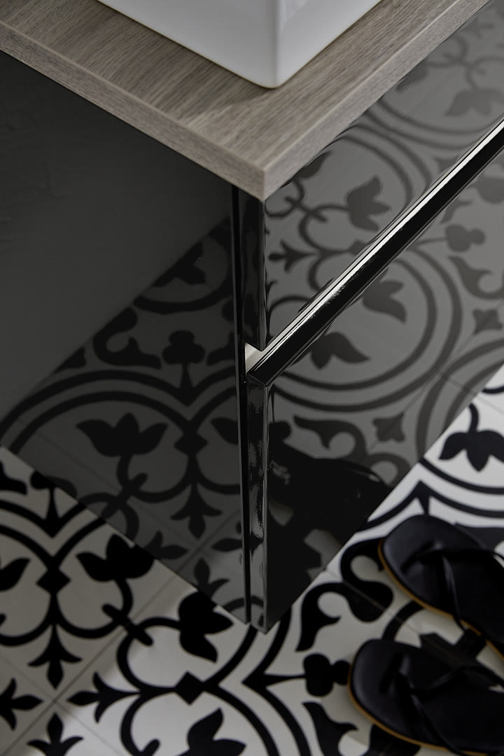 Bathroom with Nova Lack fronts in graphite high-gloss.