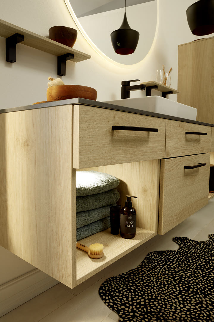 Bathroom with Artwood fronts in natural knotty oak.