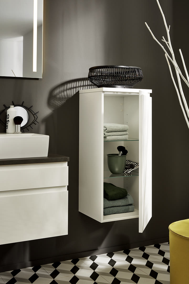 Bathroom with Alpha Lack fronts in white high-gloss.