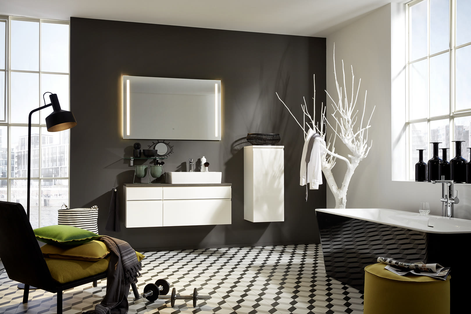 Bathroom with Alpha Lack fronts in white high-gloss.