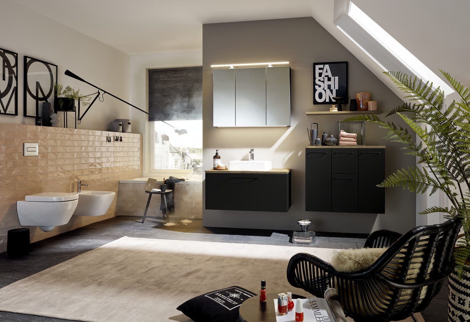 Bathroom with Soft Lack fronts in black soft-matt.