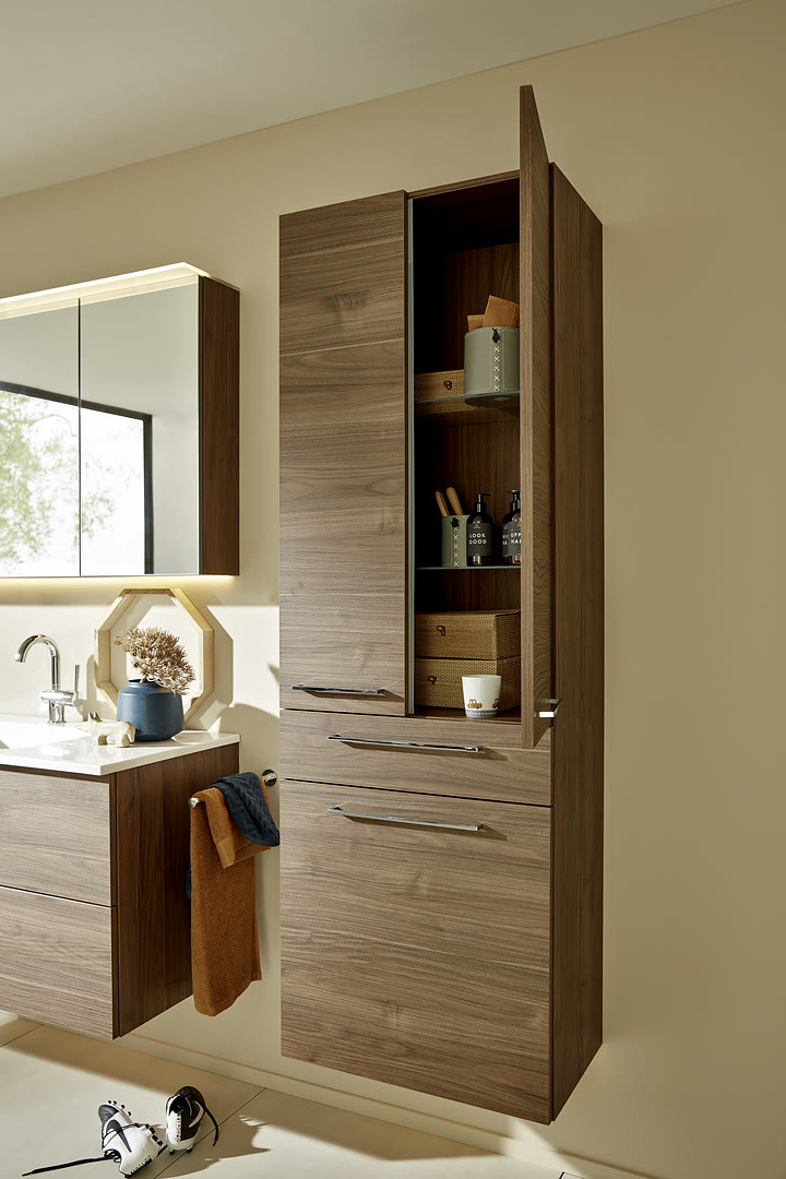 Bathroom with Artwood fronts in Royal walnut.