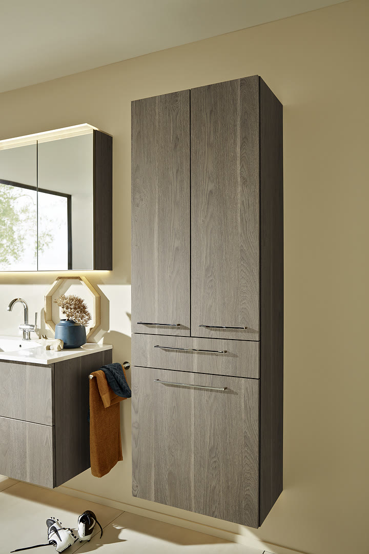 Bathroom with Manhattan fronts in graphite-silver oak.