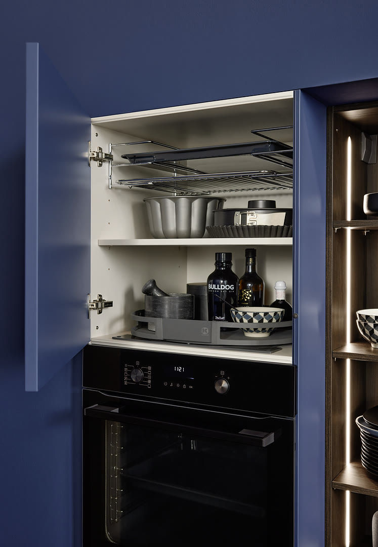 Kitchen with Ravenna Lack fronts in greige and blueberry soft-matt.