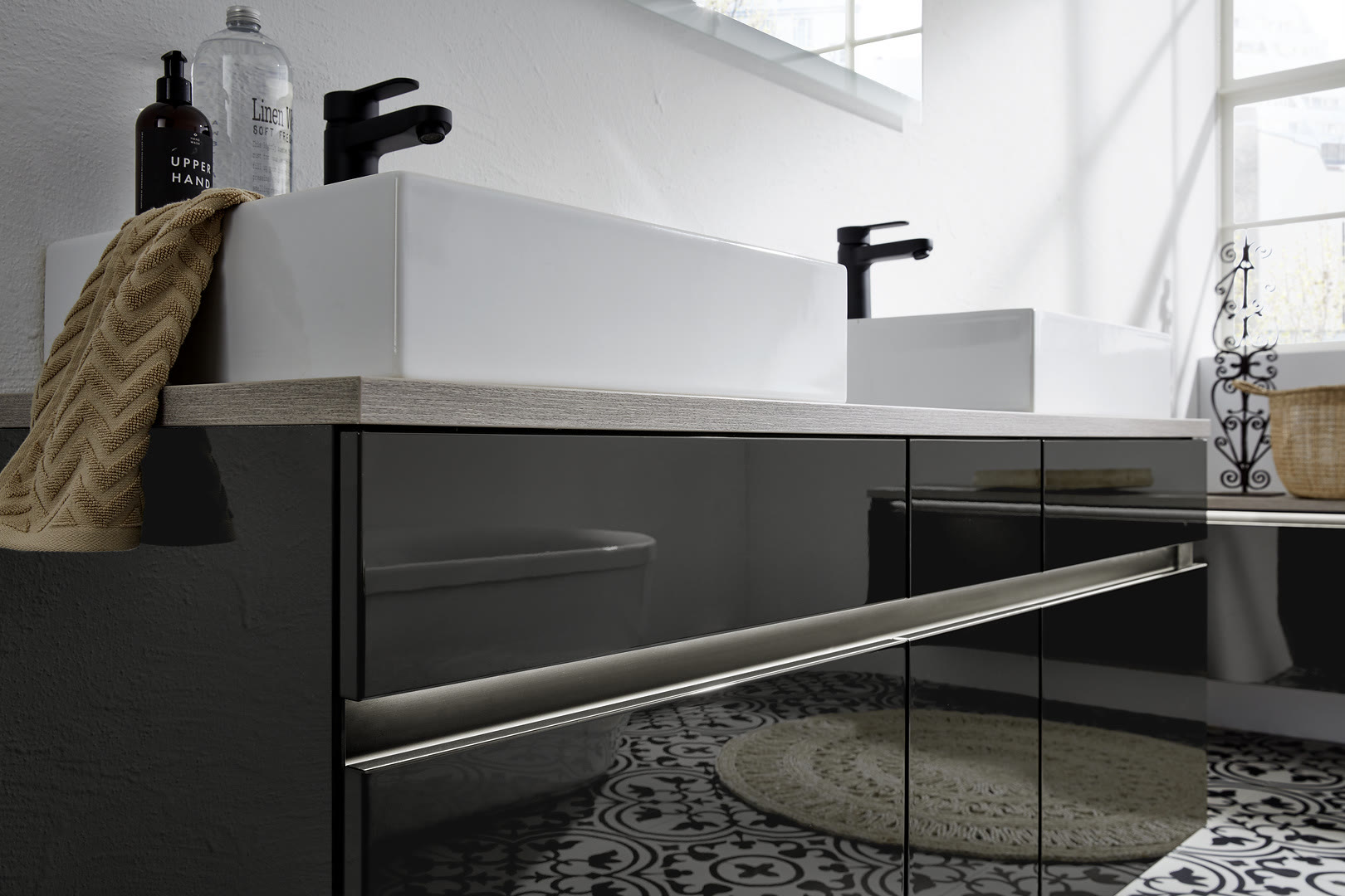 Bathroom with Nova Lack fronts in graphite high-gloss.