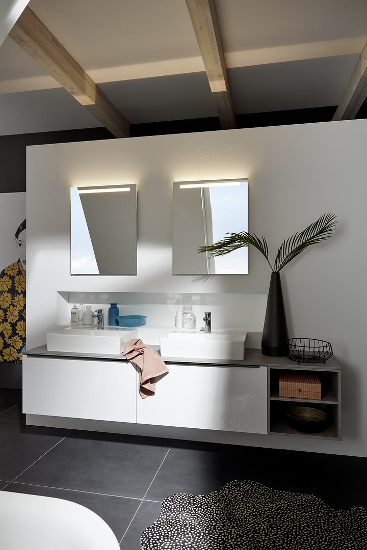 Bathroom with Lux fronts in arctic white high-gloss.