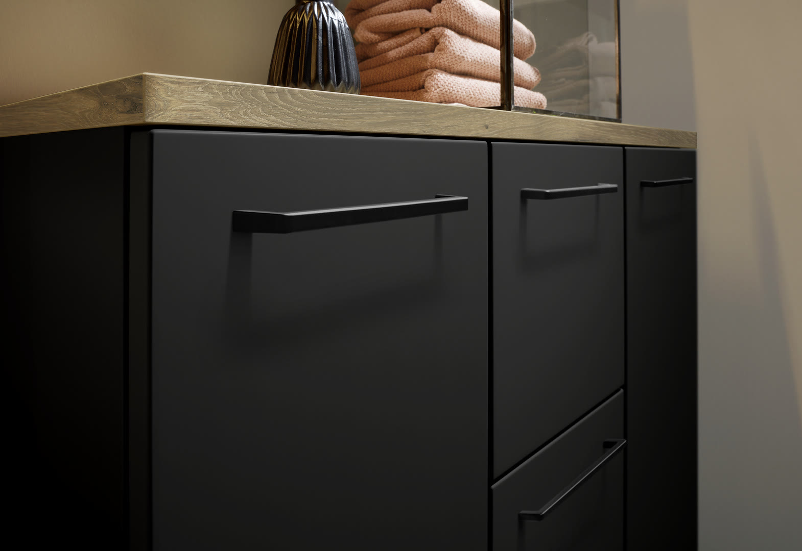 Bathroom with Soft Lack fronts in black soft-matt.