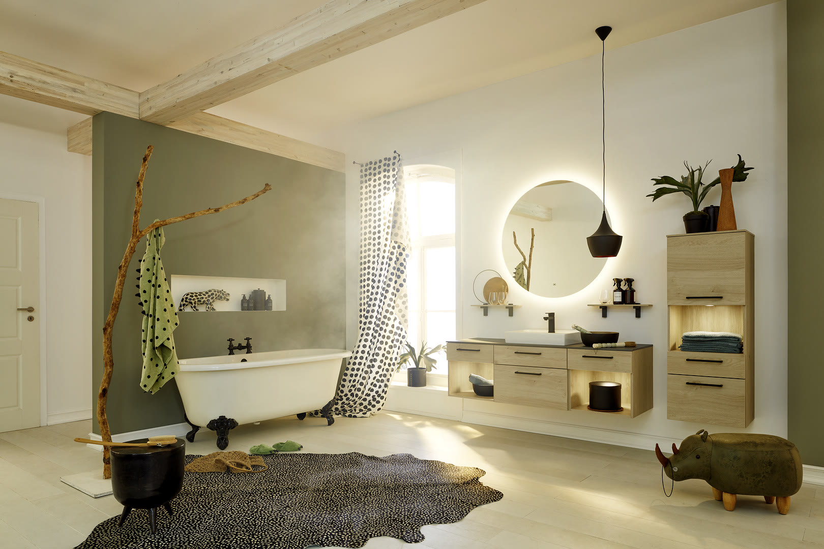 Bathroom with Artwood fronts in natural knotty oak.