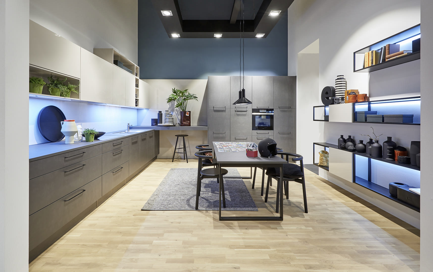 Kitchen with Metal fronts in steel grey and Lux in Sahara high-gloss.