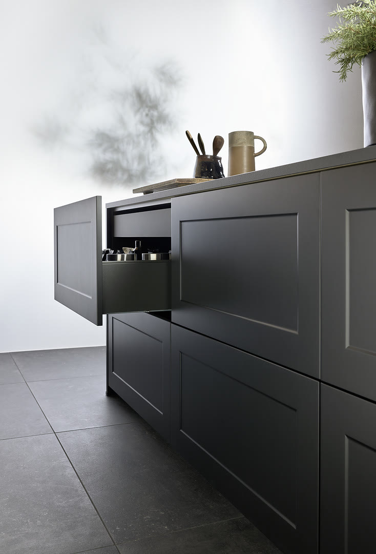 Kitchen with neoNATURE fronts in Cottage oak and Frame Lack in black soft-matt.