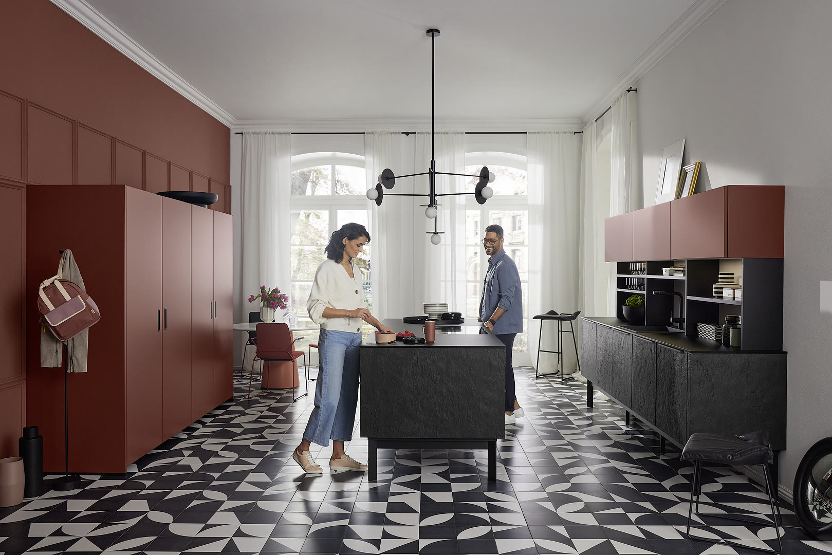 Kitchen with neoSLATE fronts in deep-black slate and Soft Lack in henna red.