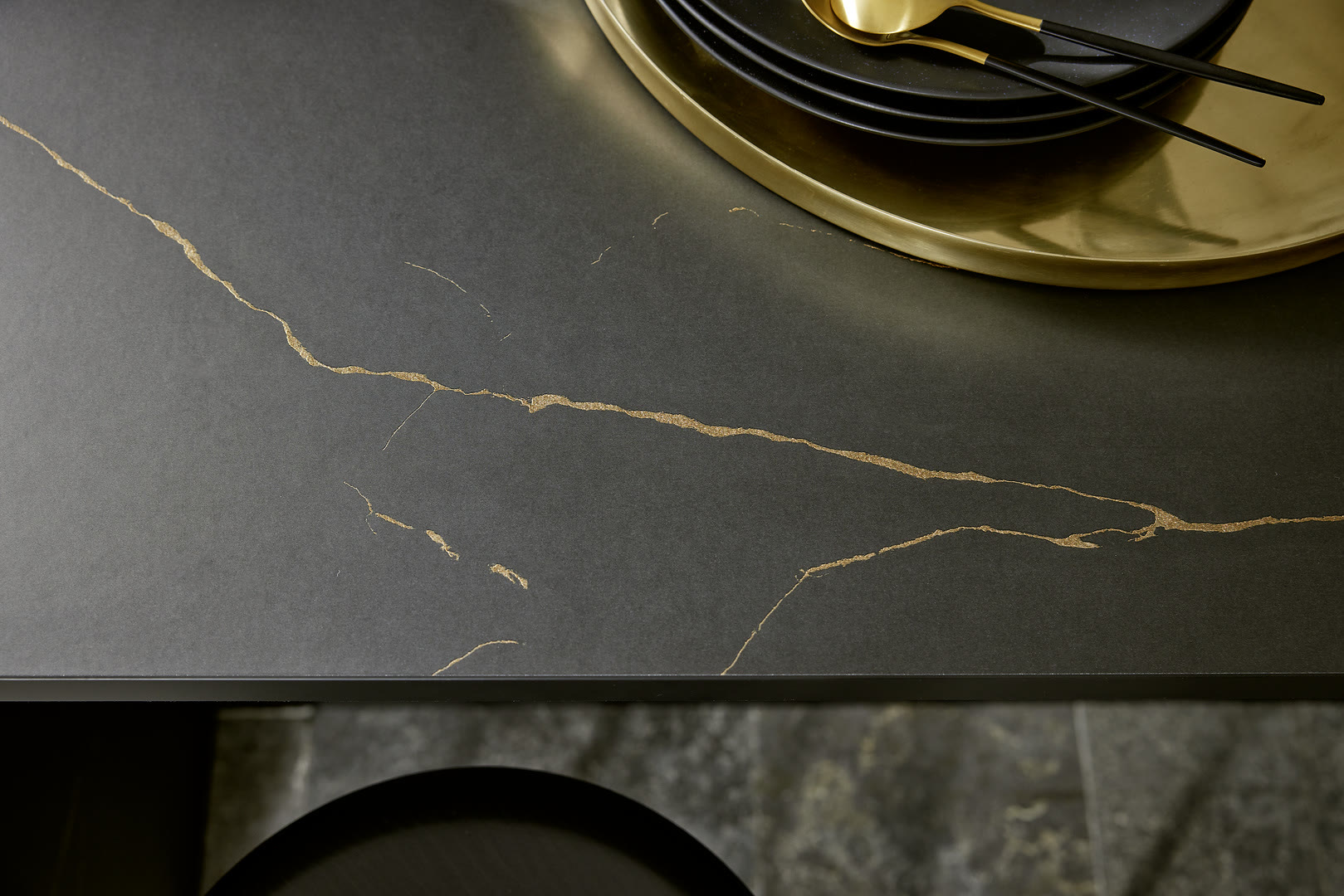 Kitchen with Flair fronts in black with a brass look.