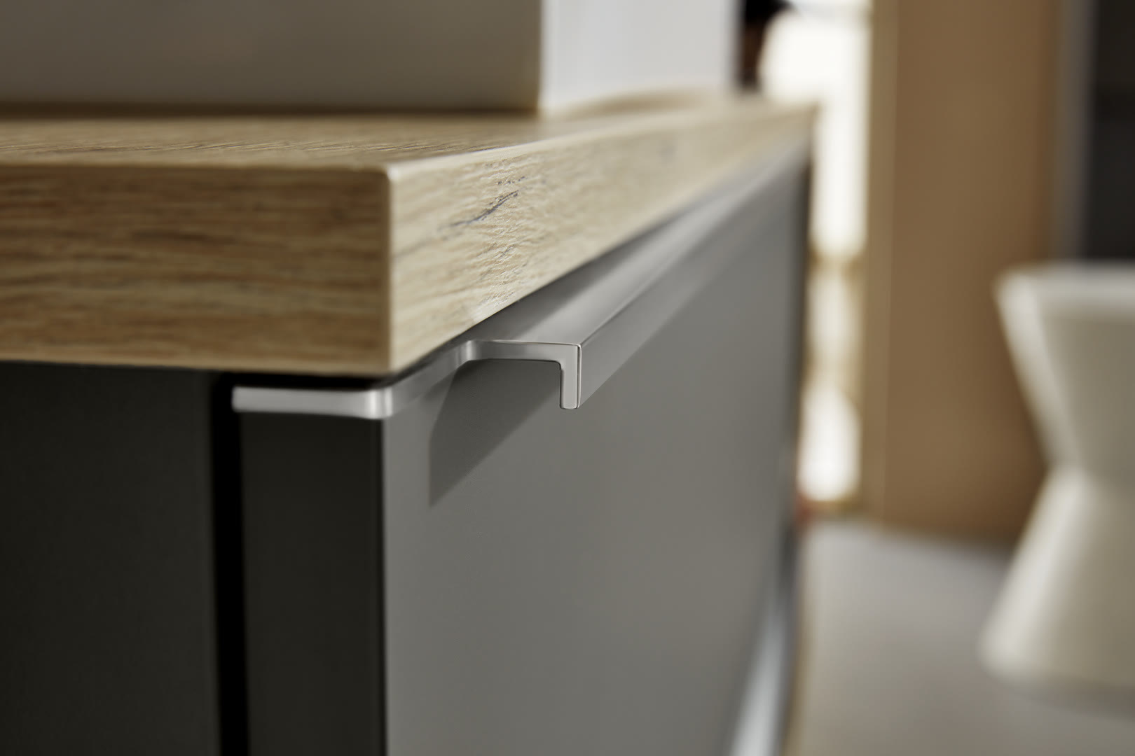 Bathroom with Velluto fronts in graphite matt.