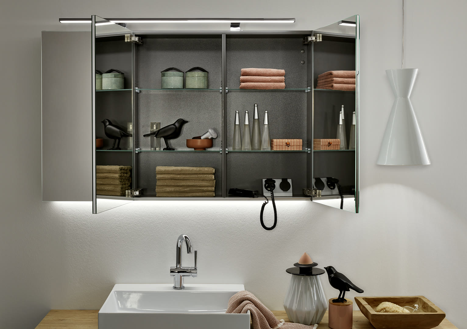 Bathroom with Velluto fronts in graphite matt.