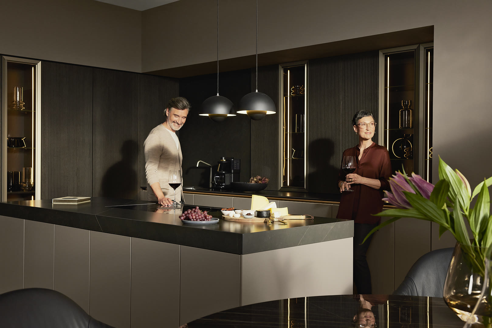 Kitchen with neo LODGE fronts in blackened oak and Soft Lack in magma soft-matt.