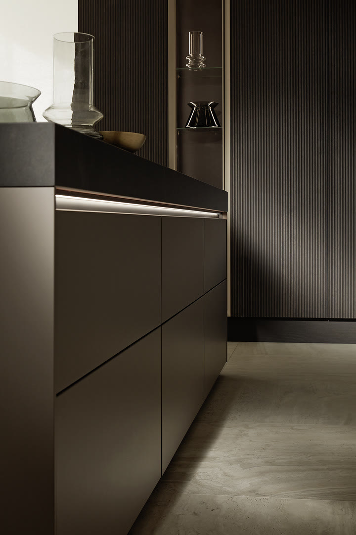 Kitchen with neo LODGE fronts in blackened oak and Soft Lack in magma soft-matt.