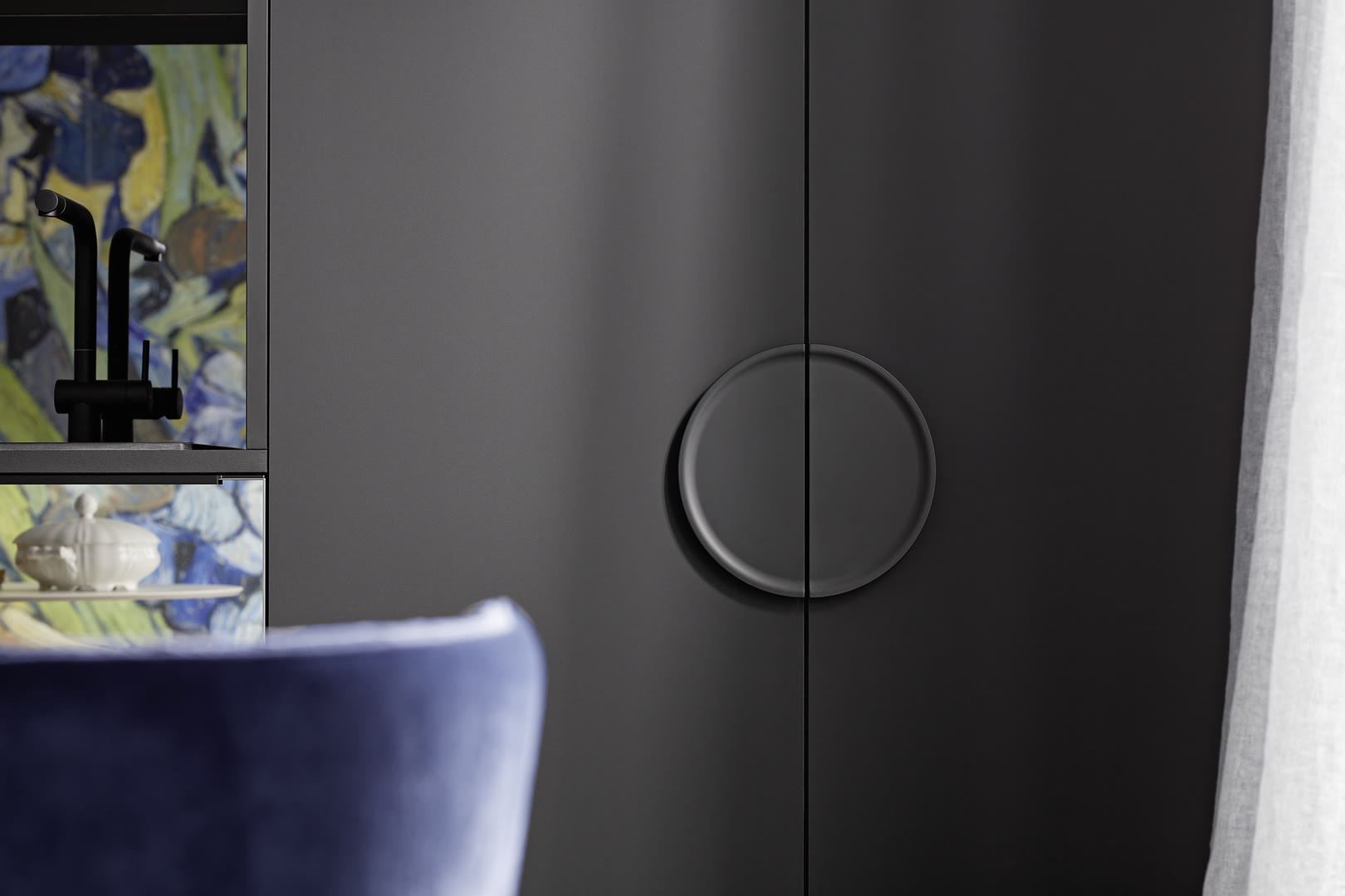 Kitchen with neoMIRROR fronts in tinted mirror glass and Perfect Plus in black soft-matt.