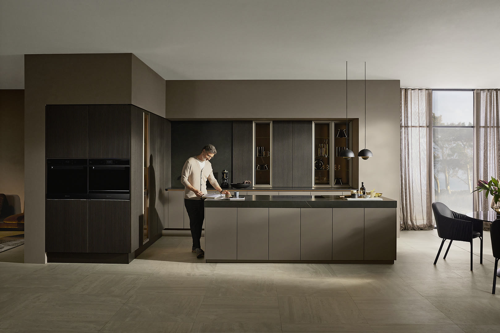 Living space with neo LODGE fronts in blackened oak and Soft Lack in magma soft-matt.