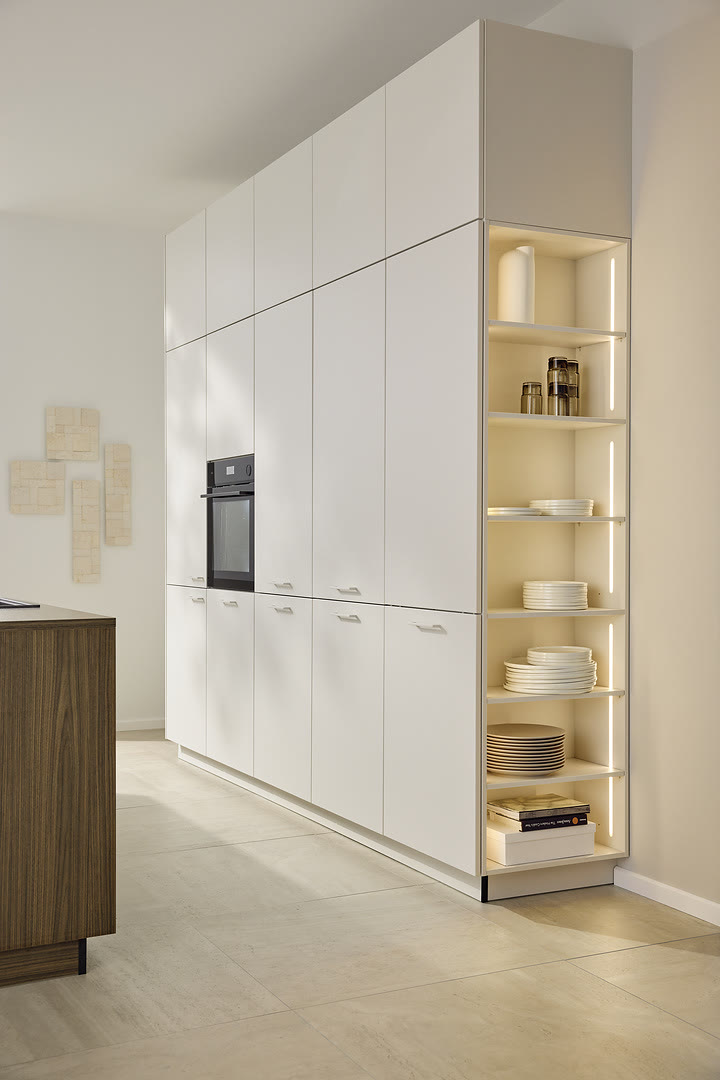 Kitchen with Manhattan fronts in Havana walnut and Soft Lack in cashmere soft-matt.
