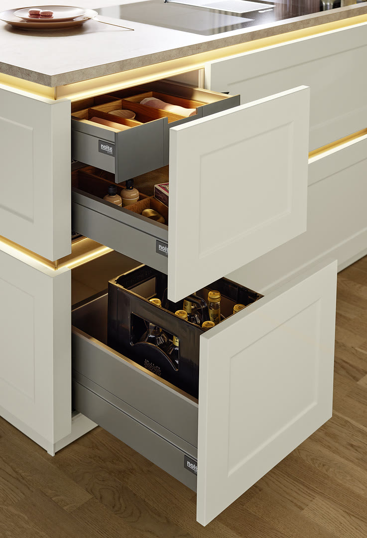 Kitchen with Ravenna Lack fronts in magnolia soft-matt.