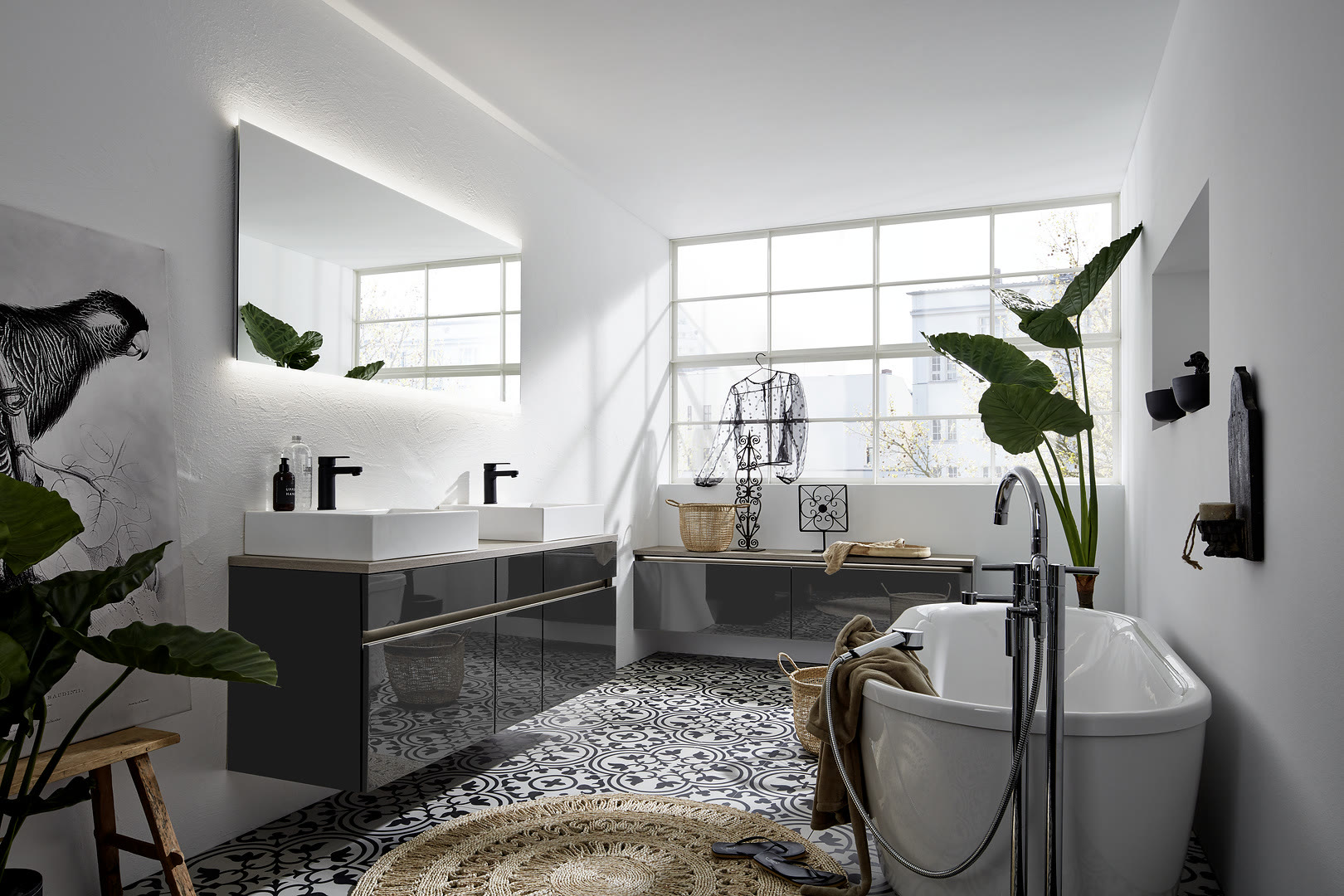 Bathroom with Nova Lack fronts in graphite high-gloss.