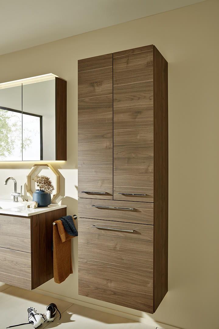 Bathroom with Artwood fronts in Royal walnut.
