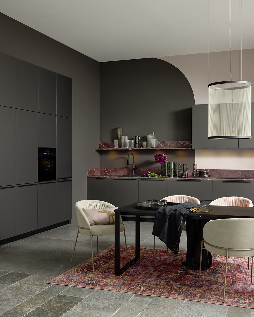 Kitchen with Pearl fronts in umbra metallic.
