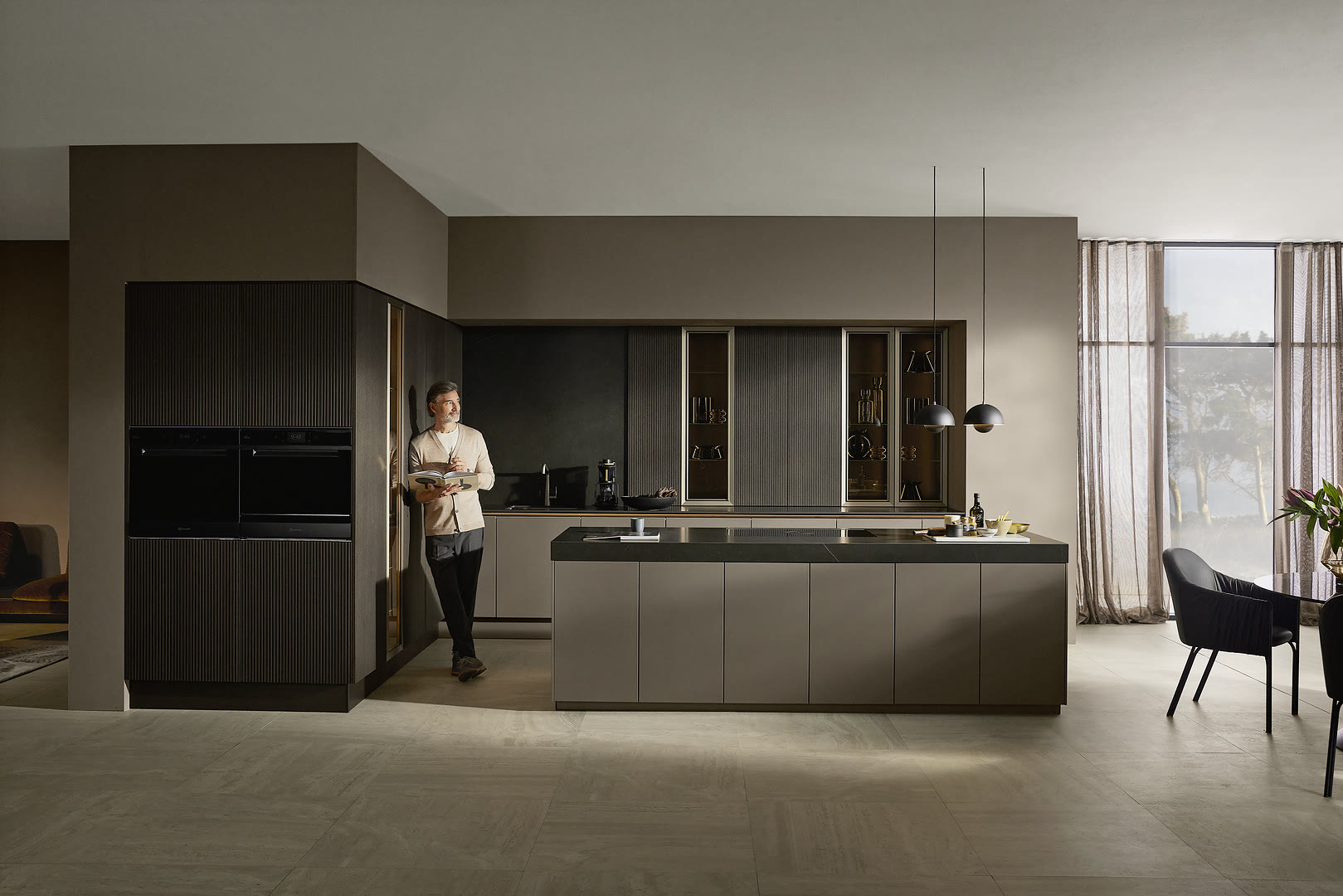 Kitchen with neo LODGE fronts in blackened oak and Soft Lack in magma soft-matt.