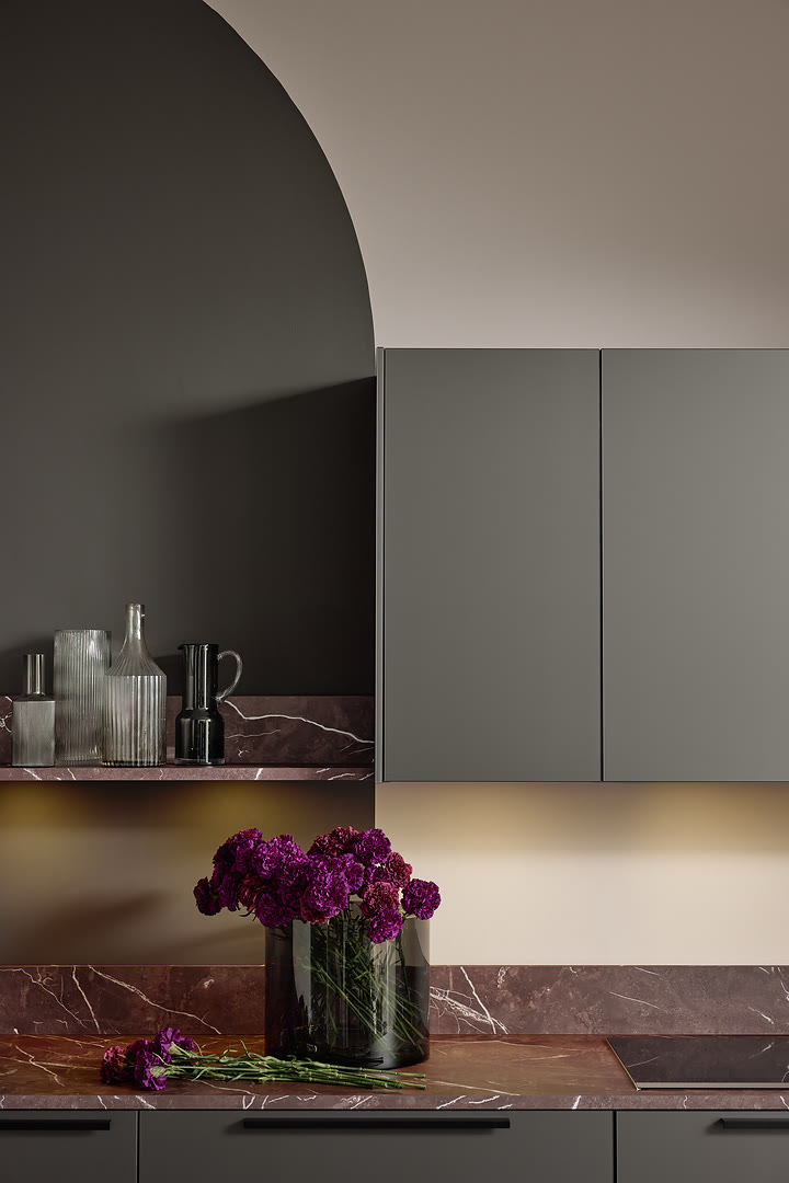 Kitchen with Pearl fronts in umbra metallic.
