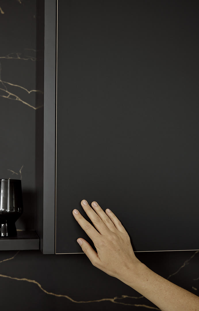 Kitchen with Flair fronts in black with a brass look.