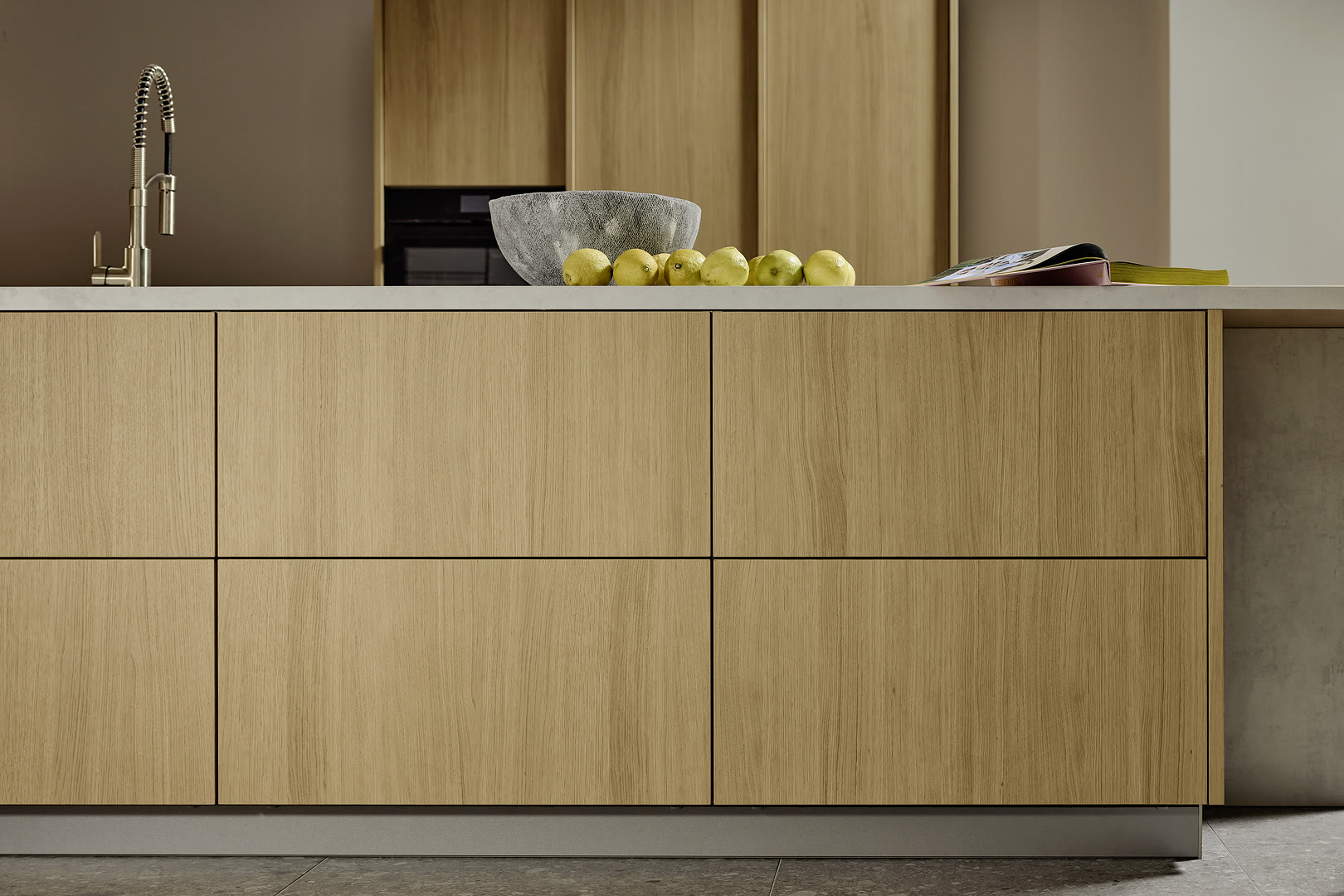 Kitchen with neoFLAT fronts in Oak Bianco.