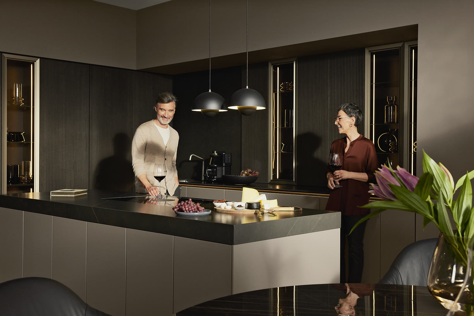 Kitchen with neo LODGE fronts in blackened oak and Soft Lack in magma soft-matt.