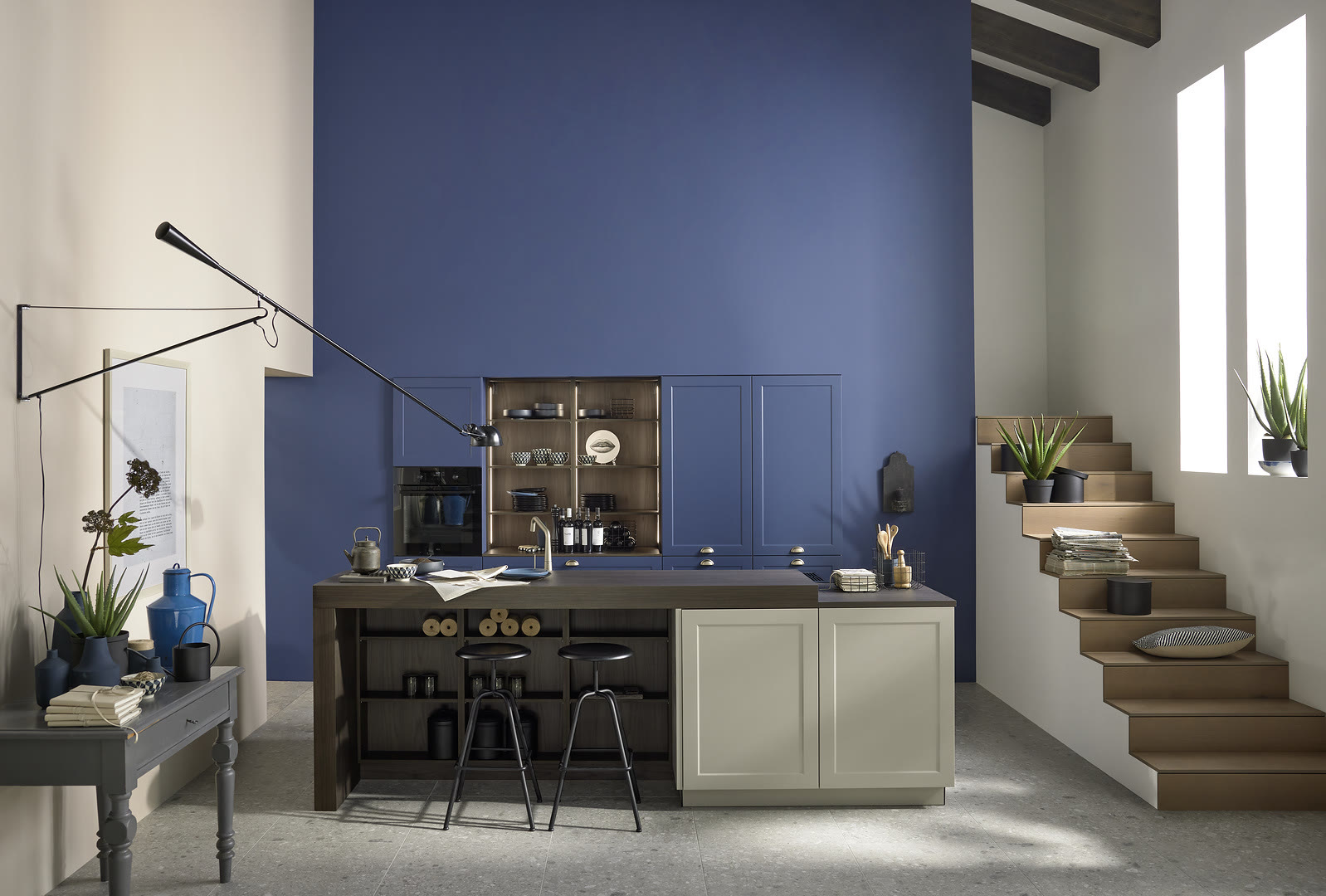 Kitchen with Ravenna Lack fronts in greige and blueberry soft-matt.