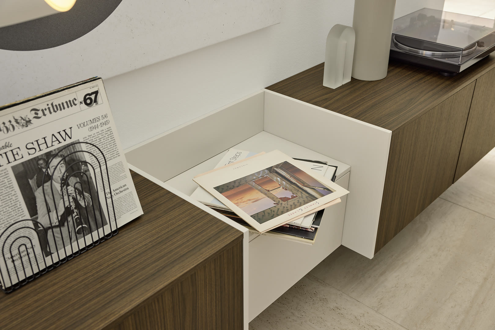 Kitchen with Manhattan fronts in Havana walnut and Soft Lack in cashmere soft-matt.