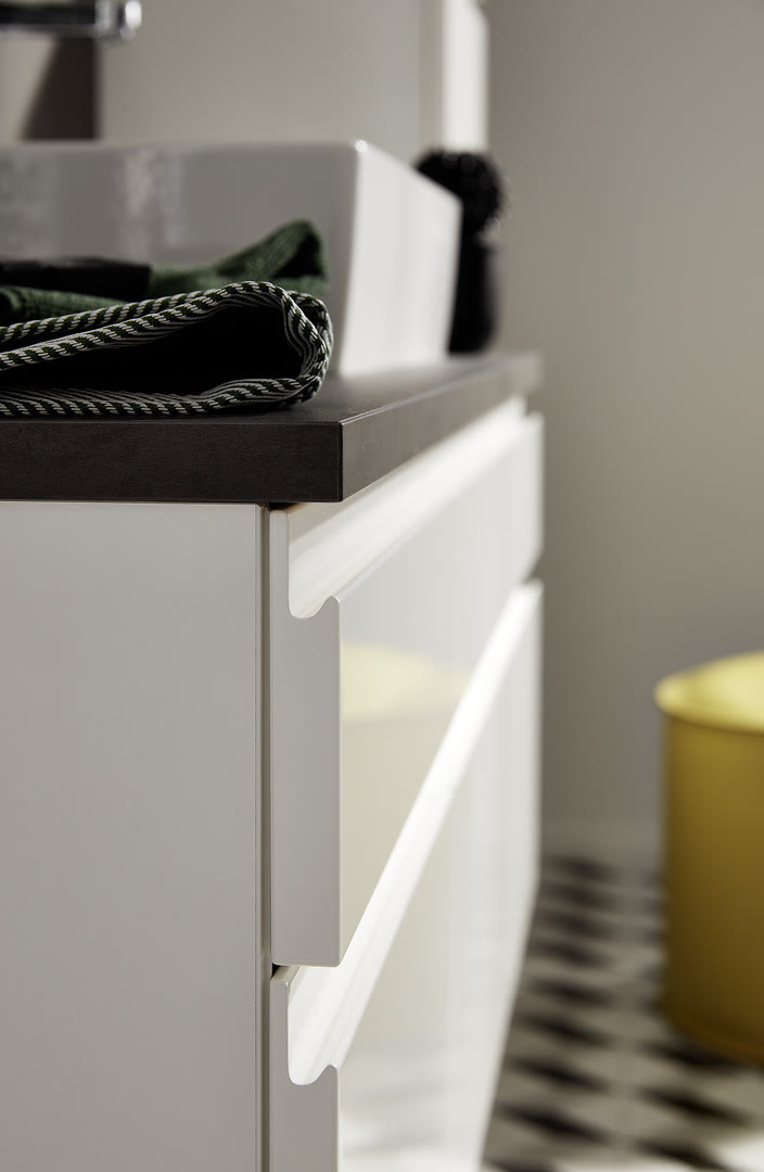 Bathroom with Alpha Lack fronts in white high-gloss.